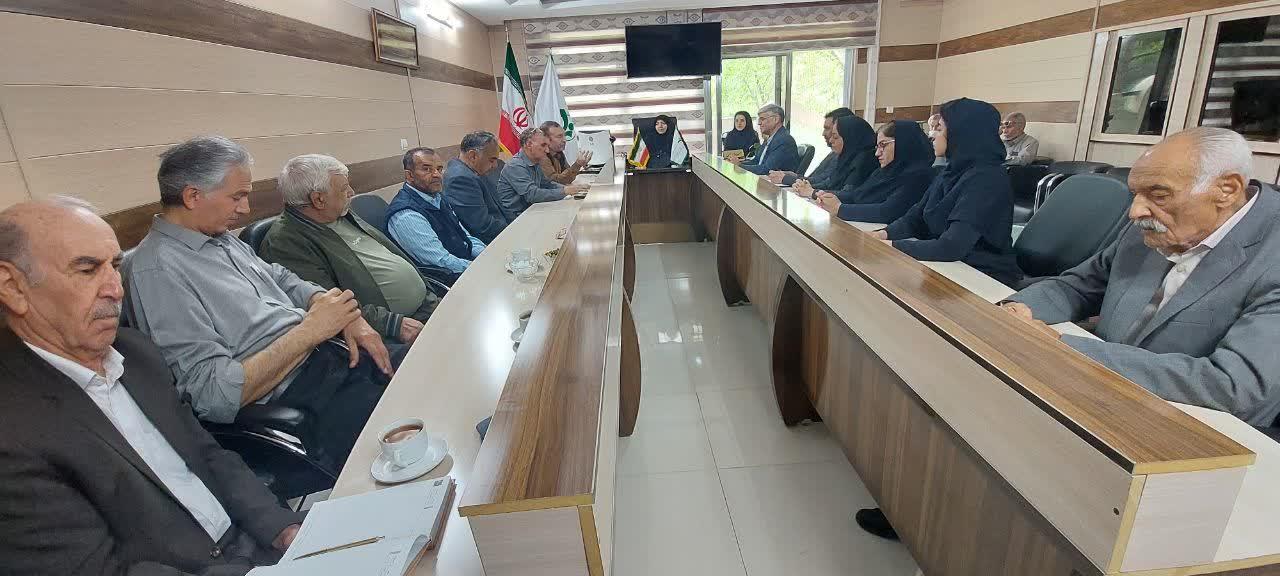 نشست هم اندیشی مدیریت خراسان شمالی با کانون‌های بازنشستگی و مدیر بیمه دانا استان